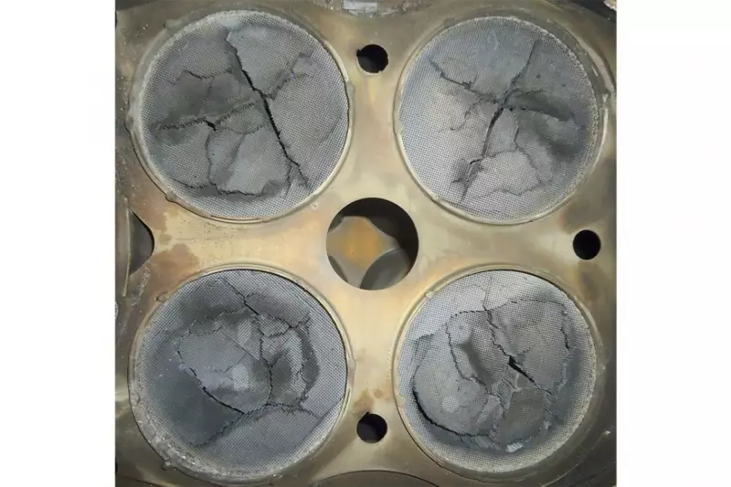 Defekte Filterkeramik nach Turboladerschaden. Das heiße Motoröl verursacht irreparable Schäden.