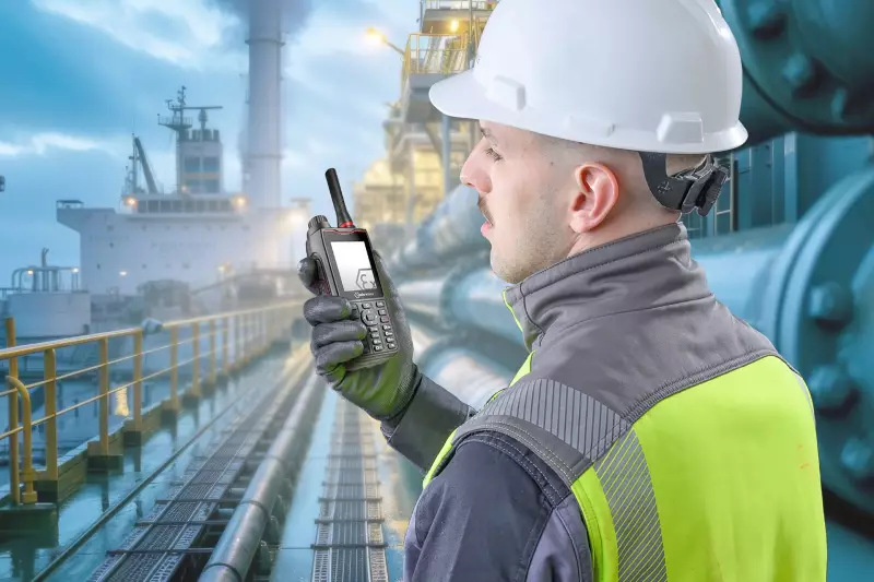 Das IS380.1 von i.safe Mobile ist ein für Zone 1/21 zertifiziertes 4G-Funkgerät, das unter IS-OS 16 auf Android-Basis läuft und die Lücke zwischen klassischen PMR-Systemen und mobilfunkbasierten Push-to-Talk-Lösungen schließt. 