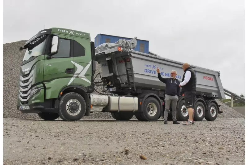 Mit 14 t Kies des Bauunternehmens Brutscher Kies- und Splittwerk Hafenthal im Gepäck erkundeten Franz Eis (li.), Demo Driver Iveco Magirus AG, und Manfred Zwick das Allgäuer Voralpenland.