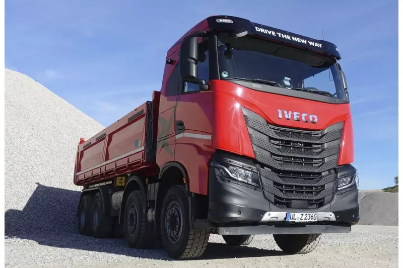 Der Iveco X-WAY Kipper bewältigt zuverlässig jede Transportaufgabe. Getestet wurde das Fahrzeug von uns auf dem Gelände des Unternehmens Brutscher Kies- und Splittwerk Hafenthal. Quelle: Treffpunkt.Bau