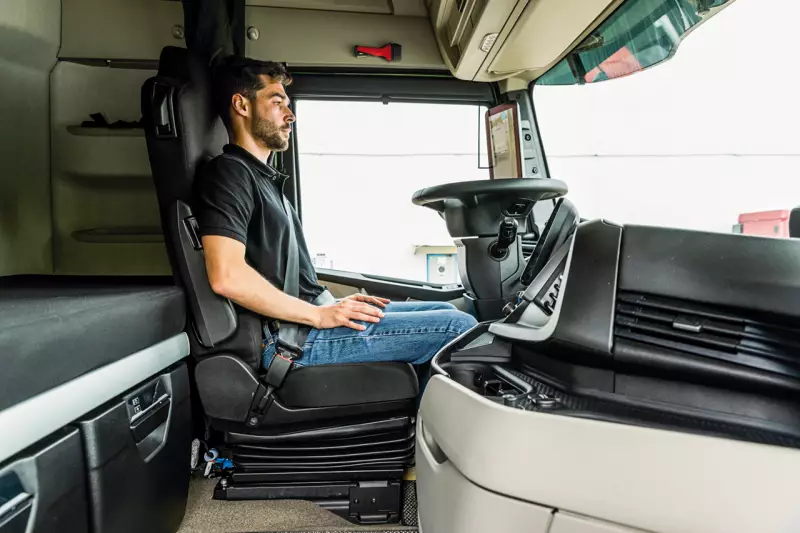 Im Modelljahr 2024 rückt Iveco das Fahrerlebnis stärker in den Fokus: Das überarbeitete Fahrerhaus wurde gezielt auf mehr Ergonomie und Komfort ausgelegt. Eine optimierte Lenkradgeometrie mit steilerem Winkel, kleinerem Durchmesser (450 mm) und erhöhtem Drehpunkt verbessert die Sitzhaltung spürbar. Quelle: Iveco
