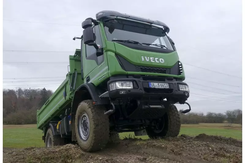 Der Eurocargo 4x4 glänzt mit herausragenden Offroad-Eigenschaften. Das Verteilergetriebe verteilt die Antriebsmomente über das Längsdifferential auf die vordere und hintere Antriebsachse. Quelle: Treffpunkt.Bau