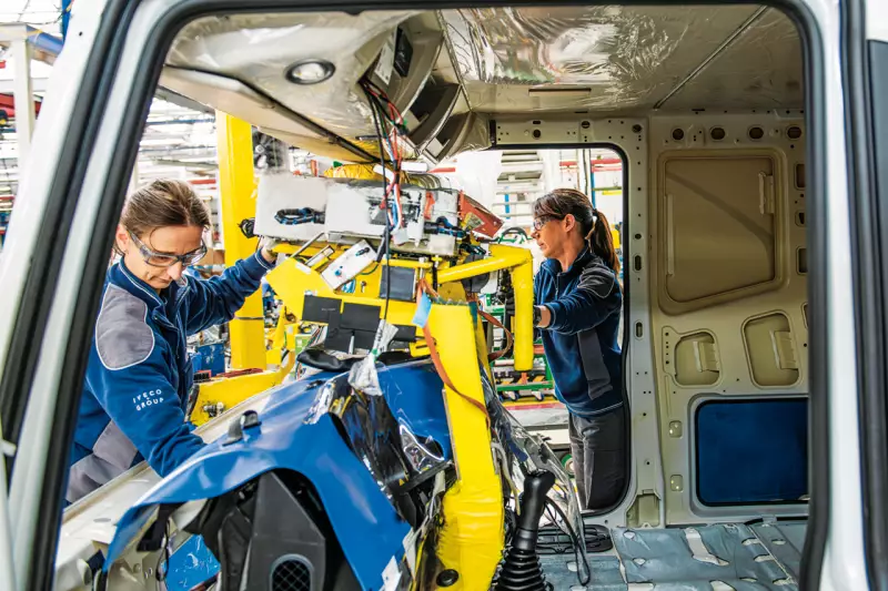 Im Werk Madrid laufen täglich bis zu 140 Fahrzeuge vom Band – gefertigt in einer Endmontage, die auf mehr als 41.000 Konfigurationen ausgelegt ist. Quelle: Iveco