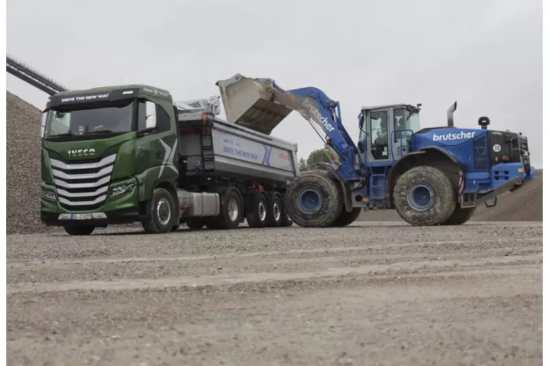 Mit 14 t Kies des Bauunternehmens Brutscher Kies- und Splittwerk Hafenthal im Gepäck erkundeten Franz Eis, Demo Driver Iveco Magirus AG, und Manfred Zwick das Allgäuer Voralpenland. Quelle: Treffpunkt.Bau/Schaffarczyk