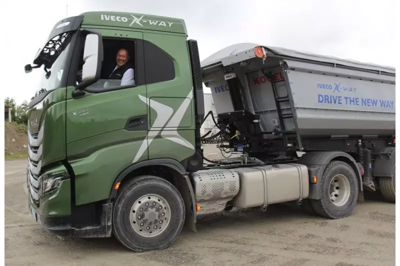 Manfred Zwick, Geschäftsführer MZ Mediaverlag, in seinem Element. Als Truck-Profi übernimmt er meist die Testfahrten des Treffpunkt.Bau-Teams. Quelle: Treffpunkt.Bau/Schaffarczyk