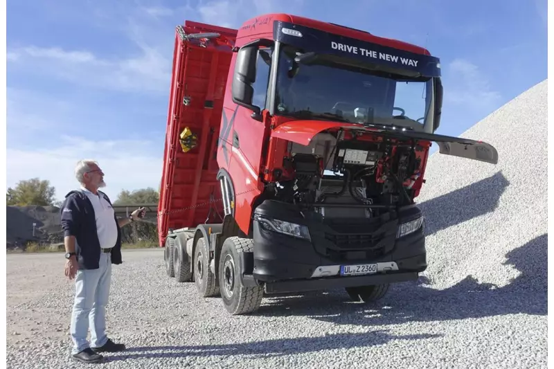 Franz Eis, Demo Driver der Iveco Magirus AG, demonstrierte unter anderem den einfachen Wartungszugang zu allen Komponenten. Quelle: Treffpunkt.Bau