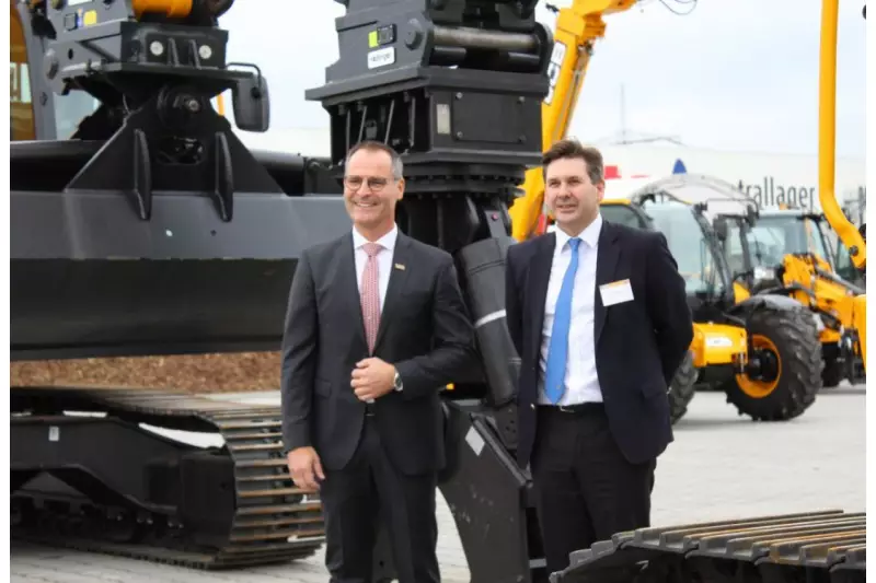 Frank Zander (l.), Geschäftsführer JCB Deutschland, und
Dan Thompstone, European Sales Director, während des
Rundganges auf dem 6 ha großen Gelände.