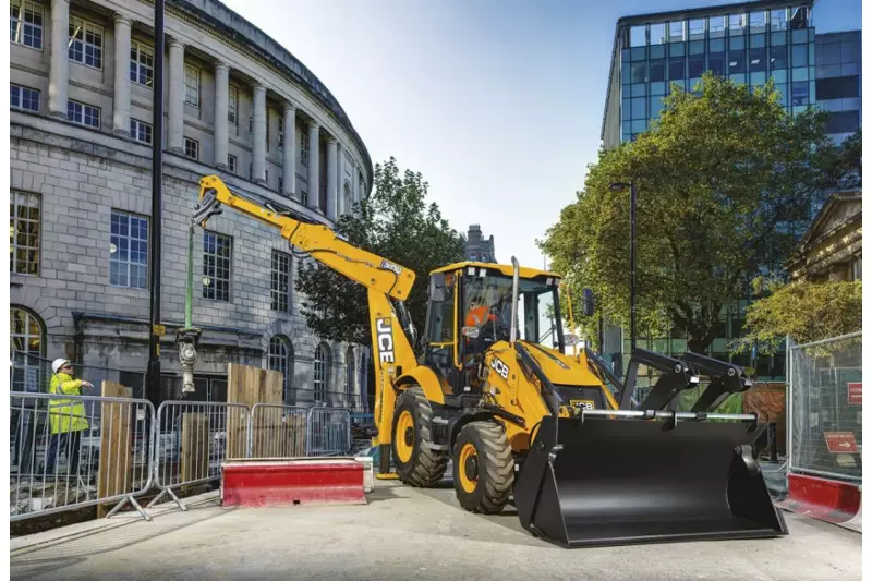 Der neueste JCB 3CX ECO Baggerlader besitzt ein neues Design und eine überarbeitete Command Plus-Kabine. Der 3,0-Liter-Motor mit EU-Stufe V bietet 10 % mehr Drehmoment und 7 % Kraftstoffeinsparung.