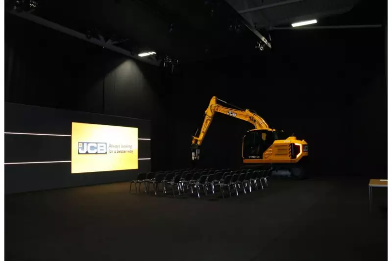 Für die Eröffnung und Indoor-Präsentation wurde eine
Lagerhalle extra in ein JCB Theater verwandelt.