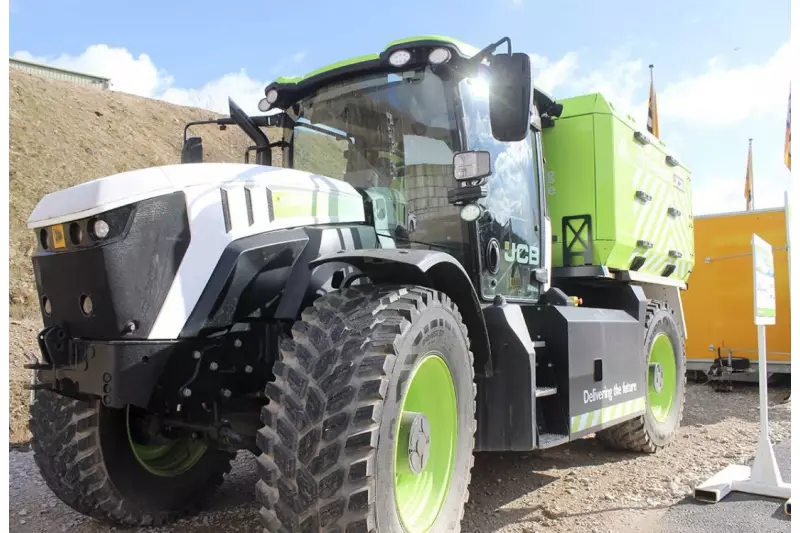 Im Steinbruch präsentiert wurde ebenfalls eine mobile Wasserstofftankstelle auf der Basis des JCB-Fastrac.