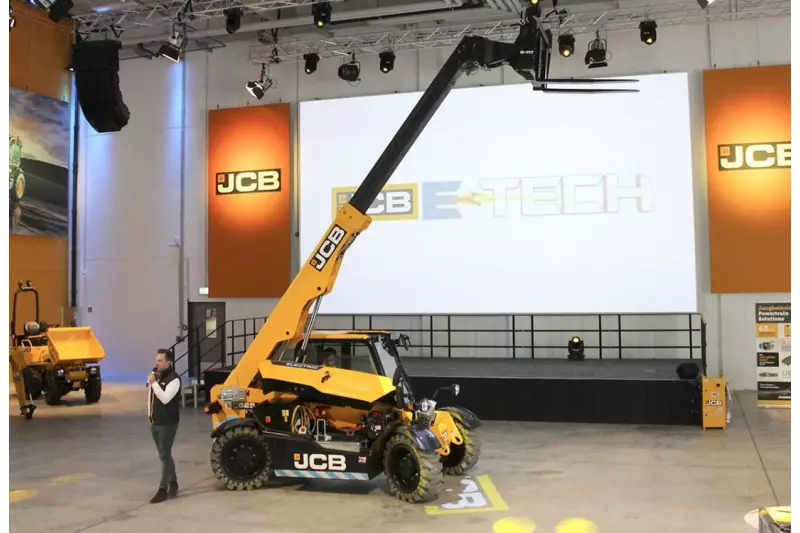 Im Rahmen der Veranstaltung präsentierte das JCB-Team verschiedene Innovationen der E-TECH-Reihe. Darunter den Kompakt-Teleskoplader 525-60E, der einen nahezu geräuschlosen und emissionsfreien Betrieb ermöglicht.