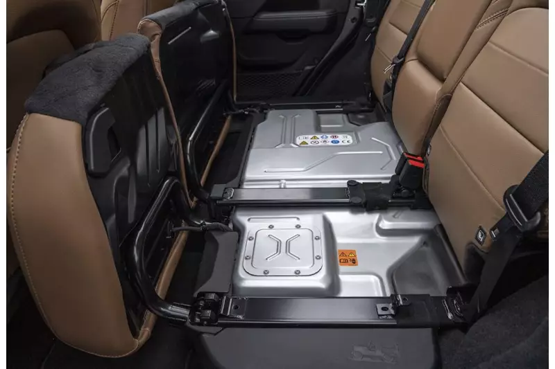 Das Batteriepaket ist geschützt unter der zweiten Sitzreihe montiert, weshalb diese Sitze umgestaltet werden mussten. Quelle: Jeep