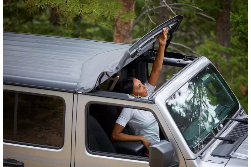 Berühmt ist der Wrangler für seine Dachkonfigurationen Softtop, Hardtop, Dual Top und elektrisches Verdeck. Quelle: Jeep