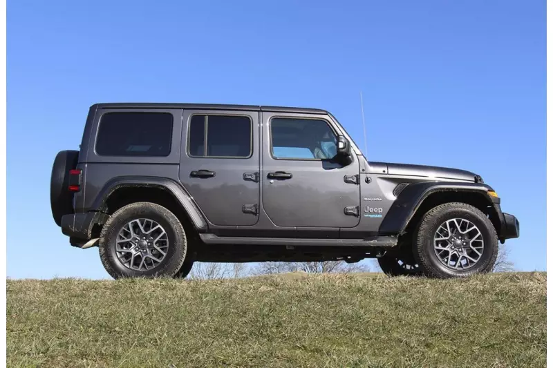 Auch der Jeep Wrangler Unlimited 4xe ist zunächst einmal unverkennbar ein Wrangler, mit seiner ikonischen, skulpturalen Design-Ästhetik und den unverwechselbaren funktionalen Elementen wie den trapezförmigen Radausschnitten. Quelle: Treffpunkt.Bau