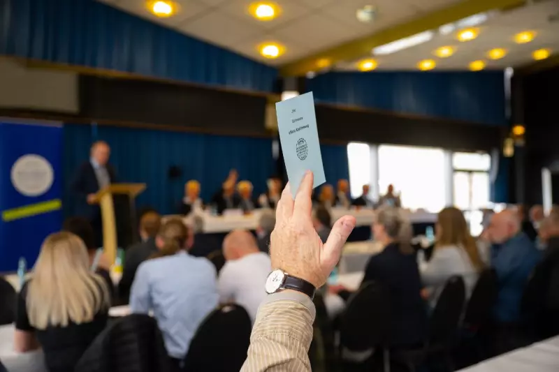  Höhepunkt der am Samstagvormittag stattfindenden Mitgliederversammlung ist die Wahl des Vorstandes. Turnusgemäß wählen die Mitglieder in diesem Jahr den ersten und zweiten Vorsitzenden sowie einen Beisitzer. Derzeitige Kandidaten sind mit Manfred Witzke, Michael Huber und Matthias Seliger die bisherigen Amtsinhaber, sie stellen sich zur Wiederwahl.