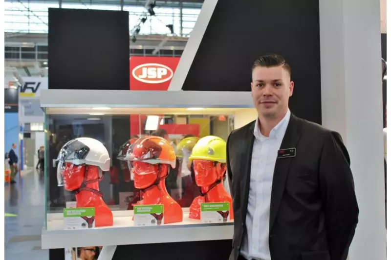 Jens Kluth, Marketing Manager JSP, zeigte uns den neuen EVO 8 Sicherheitshelm, der nur eines der Highlights auf dem Messestand in Düsseldorf war.