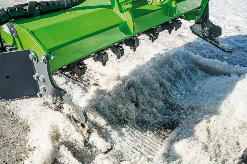 Der Mulcher CR1400 erweist sich im Winter als vielseitiger Helfer, der neben Vegetation auch Eis und fest gepackten Schnee auf Wegen und Parkplätzen zuverlässig entfernt. Quelle: Avant