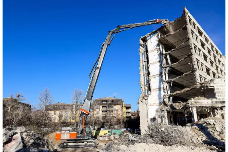 Der KTEG-Bagger KMC 600P-6 kommt bei einer Bolzenhöhe von 30 Metern auf eine Reichweite von 16 Metern.