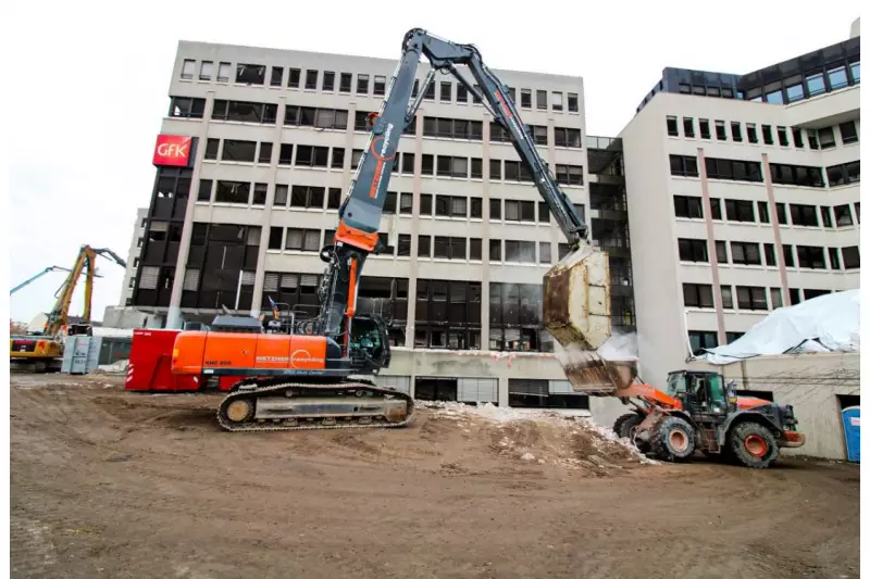 Aufgaben des Materialumschlags und der Logistik übernahmen ein Hitachi-Mobilbagger ZX190W-6 sowie zwei Hitachi-Radlader vom Typ ZW150-6 und ZW220-6 (r.).