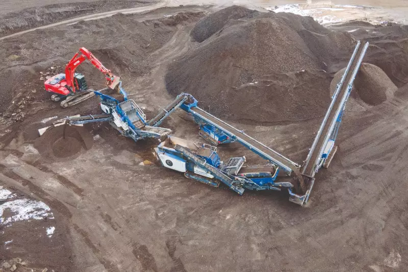 Der Kleemann Anlagenzug besteht hier aus der Grobstücksiebanlage MOBISCREEN MSS 502 EVO, dem Prallbrecher MOBIREX MR 100 NEO und zwei MOBIBELT Haldenbändern.
