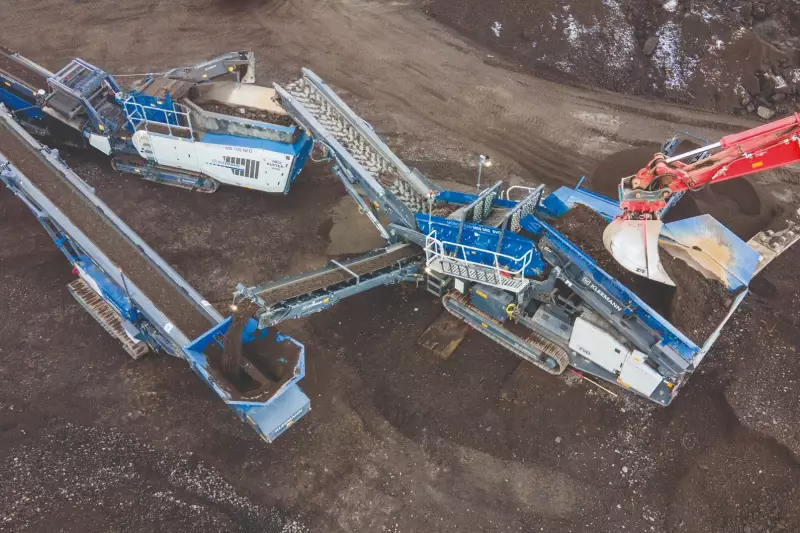 Der Kleemann Anlagenzug verarbeitet bis zu 240 Tonnen pro Stunde. 
