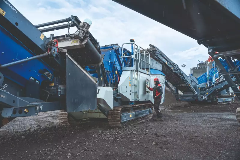 Thomas Guggenmoser, Anwender an der Kleemann Maschine, freut sich über die gute Handhabung und schnelle Brecheröffnung dank Lock & Turn Quick Access. 
