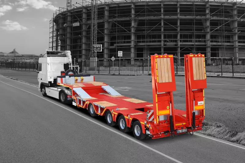 Der ausziehbare Tieflader-Sattelauflieger mit Radmulden von Kässbohrer, K.SLA R 4, ist für den sicheren und effizienten Transport von Baumaschinen ausgelegt.