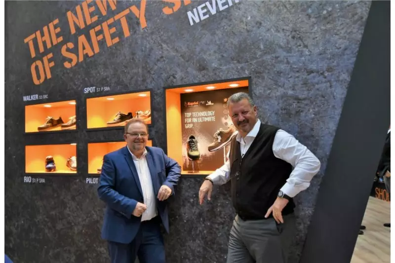 Überlegenen Grip und hohe Widerstandskraft versprechen die zusammen mit Michelin entwickelten
Sohlen der neuen Sicherheitsschuhe von Kapriol. Auskunftsfreudig waren Franco Morganti (r.), CEO Morganti spa Kapriol, und Andreas Kolli, Vertriebsleitung Kapriol Markenvertrieb.

