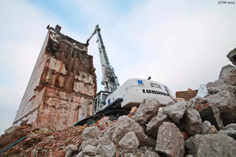 Beim Abbruch des ehemaligen Baywa-Gebäudes in Landshut kam Bayerns größter Abbruchbagger zum Einsatz: der Liebherr 974.