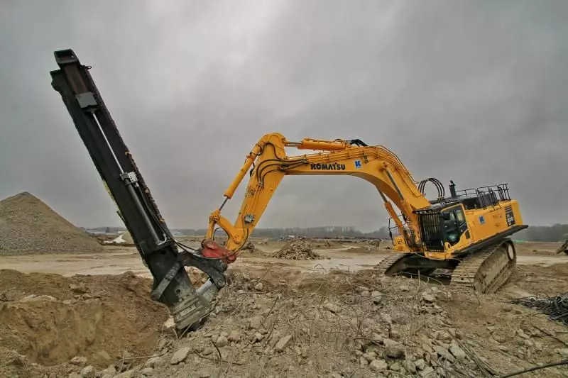 Der Komatsu PC 800 mit dem „Terminator“ liefert eine gigantische Einzelschlagenergie.