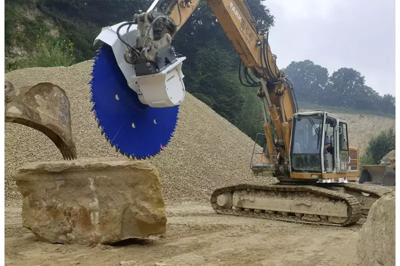 Eine Kemroc-Universalfräse ES 110 HD (110 kW) mit Schneidrad (1.000 mm Schnitttiefe) arbeitet ab der aktuellen Saison am firmeneigenen 24-t-Bagger im Steinbruch des Unternehmens Fark Naturstein aus dem Münsterland. Quelle: Kemroc