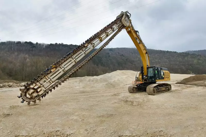 Kemsolid heißt das Verfahren von Kemroc zur Bodenstabilisierung und Baugrundverbesserung. Zentrales Element ist dabei die an einem Standardbagger montierte KSI-Mischfräse.