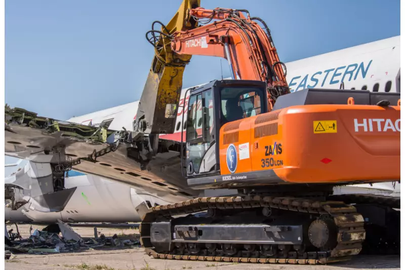 Die Schrottschere des Hitachi ZX350 verbeißt sich wütend in die Tragfläche.
