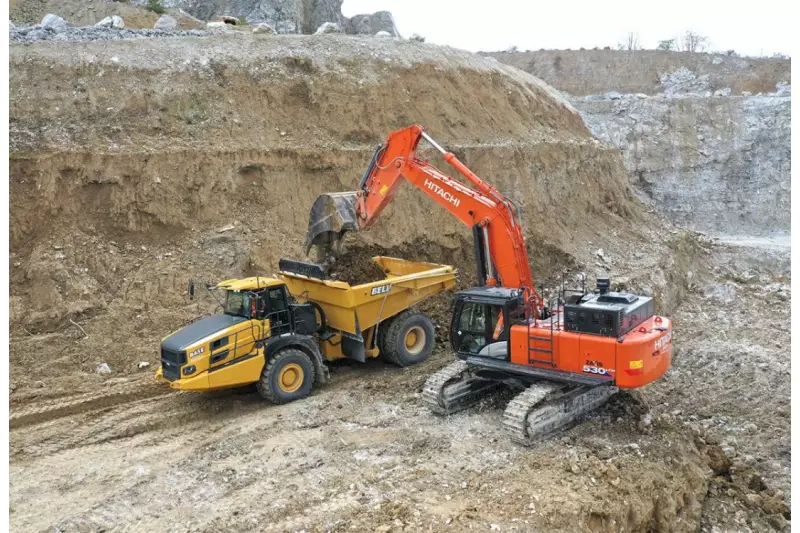 Kooperation zweier Kiesel-Boliden. Der neu vorgestellte Bell B45E 4x4 präsentiert sich vorteilhaft im effizienten Zusammenspiel mit dem Hitachi ZX530 Großbagger. Schauplatz des Presseevents war der Casea Gips-Steinbruch im thüringischen Ellrich.