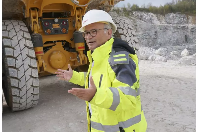 Uwe Herber, Kiesel-Branchenleiter Gewinnung, managt die Roadshow und erläuterte den Journalisten
die Features des neuen Bell B45E 4x4.
