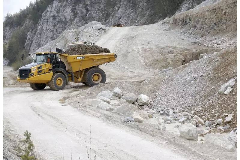 Die Geländestruktur des Gips-Steinbruchs fordert Leistung und Traktion. Beides zählt zu den Kerntugenden des Bell 4x4-Muldenkippers.