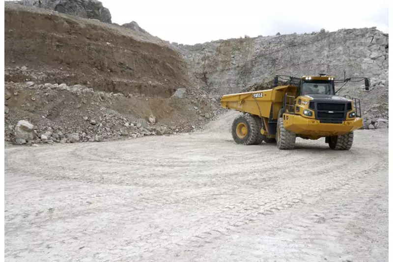 Vorteil des wendigen 4x4 gegenüber dem 6x6: Die Reifen radieren nicht über den Untergrund, was teuren Abrieb reduziert und die Wege schont.
