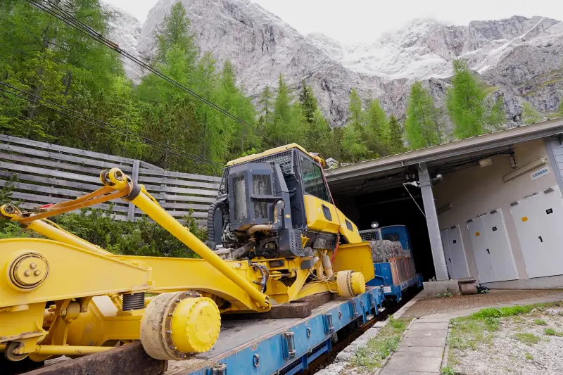 Präzisionsarbeit für die Monteure von Kiesel und den Werkstattleiter im Skigebiet Zugspitze.
