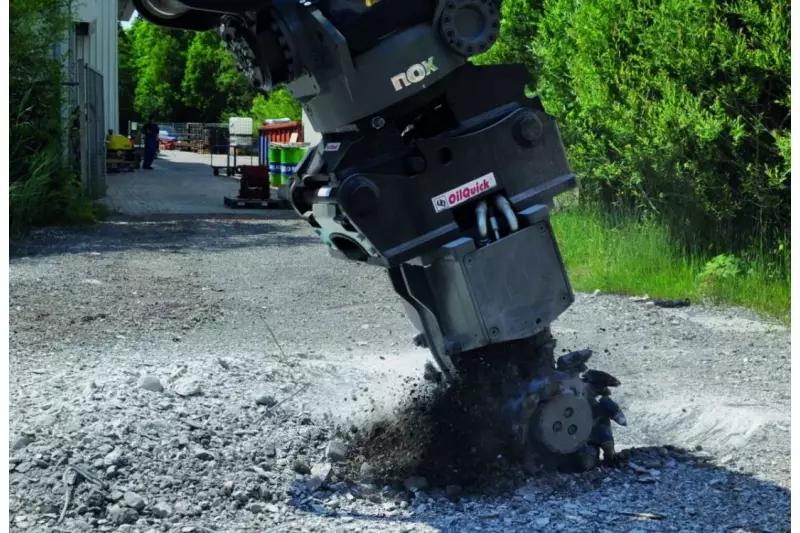 Die bewährte WS30 Anbaufräse gibt es jetzt von Kinshofer. Hier zu sehen in einer super Kombination: Mit der dank NOX Tiltrotator beweglichen WS30 Anbaufräse lässt es sich ideal fräsen, präzise und kraftvoll.