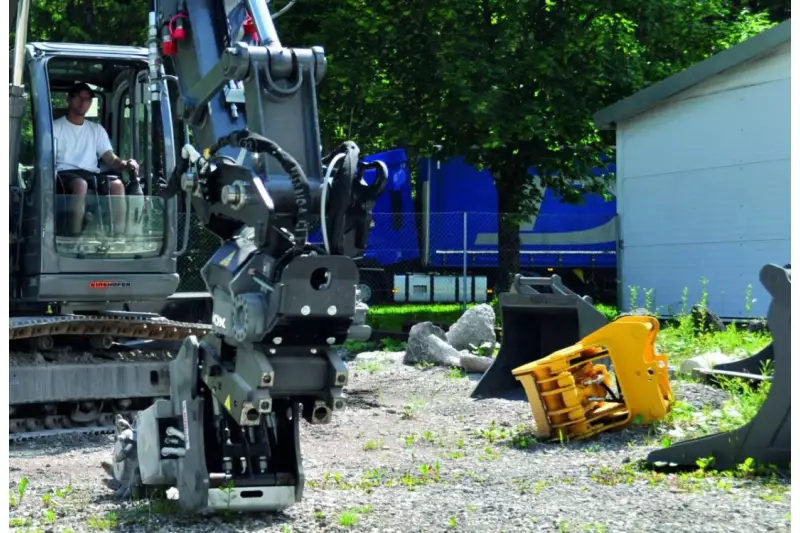 Alles aus einer Hand: Der Tiltrotator TR14NOX ermöglicht Schwenken 2x 50° und endloses Drehen, der OQ60 Schnellwechsler den Austausch von Anbaugeräten in weniger als einer Minute.