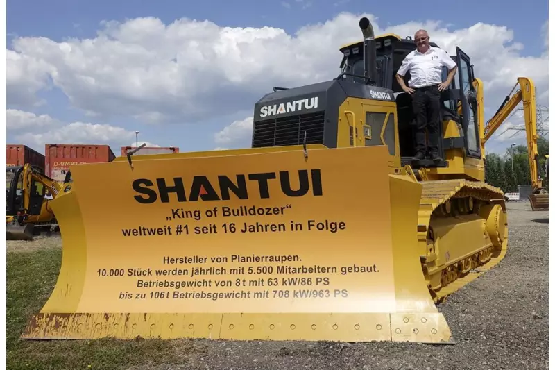 Shantui genießt ein gutes Standing. Deswegen vertreibt Willibald Klarmann die Maschinen in Deutschland, Österreich und der Schweiz. Die Shantui Planierraupe DH 16M LPG feierte auf den „OPEN DAYS“ in Eltmann Europapremiere. Quelle: Treffpunkt.Bau