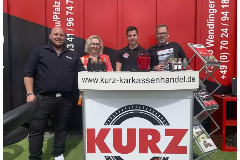 Die Altreifenentsorgung ist eine anspruchsvolle Aufgabe, die in professionelle Hände gehört.Worauf es bei der Entsorgung ankommt und was Reifen von Karkassen unterscheidet, erklärte das Team von Kurz Karkassenhandel (v.l.): Patrick Hornig, Produktionsleitung, Hanna Schöberl, Geschäftsführerin, Daniel Kwint, Vertrieb, und Manuel Bosch, Vertriebsleiter. Quelle: Treffpunkt.Bau