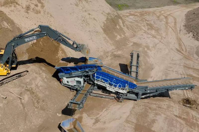 Die mobile Grobstücksiebanlage Mobiscreen MSS 802 Evo kommt vor allem bei der Aufbereitung von Mutterboden und Kies zum Einsatz.