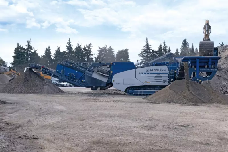 MOBIREX MR 110i EVO2 von Kleemann, ausgestattet mit Doppeldecker-Nachsieb und Windsichter, im Beton-Recycling in Monteux.