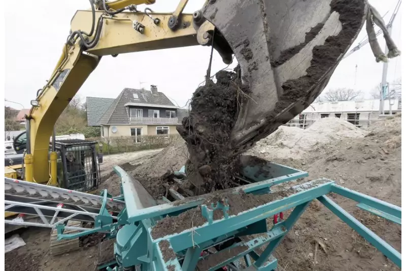 Die Zweideck-Siebanlage besitzt drei Fraktionen und wird bei Hüls mit dem Bagger beschickt.