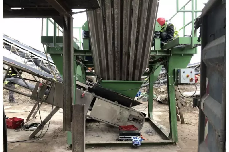 Beim Baustoffrecycling-Spezialisten Baukies Parey Baustoffproduktions- und Handelsgesellschaft mbH sind zwei Klöckner KS 3012 Siebanlagen in Betrieb. Eine davon bereits seit 12 Jahren. Die zweite wurde 2019 am Standort in Dallgow-Döberitz montiert, doch die Bedingungen dort waren herausfordernd.