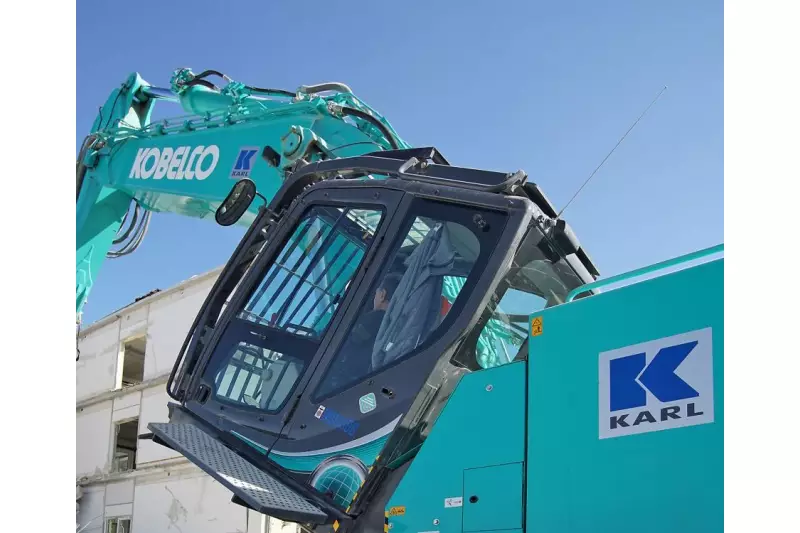 Eines der durch EMB Baumaschinen umgesetzten „Extras“ ist die Kippfunktion der Kobelco-Serienkabine, die den Baggerführer selbst bei Arbeiten in geringen Höhen spürbar entlastet.