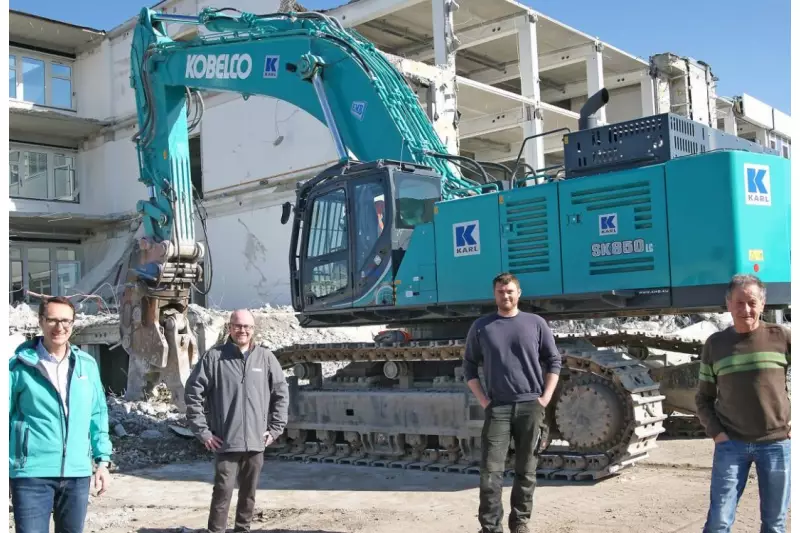 Gruppenbild mit Abstand (v.l.): Hanns Renz, Kobelco-Vertriebsleiter D-A-CH, EMB-Geschäftsführer Sebastian Ellinger, Karl-Bauleiter Daniel Sellner, Baggerführer Franz Bartik.