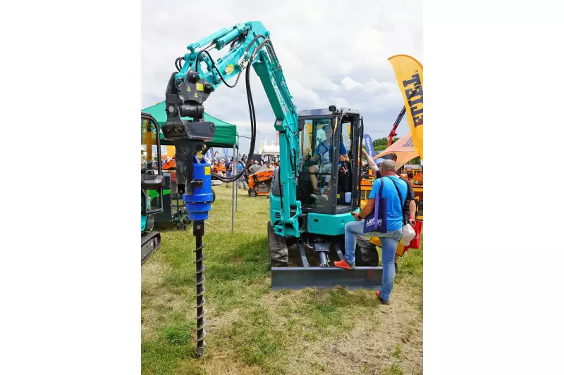 Mit Auger Torque-Erdbohrer wurde der Kobelco SK26SR als neue kompakte Maschinen für den schnellen Anhängertransport bis 3,5 Tonnen gezeigt
