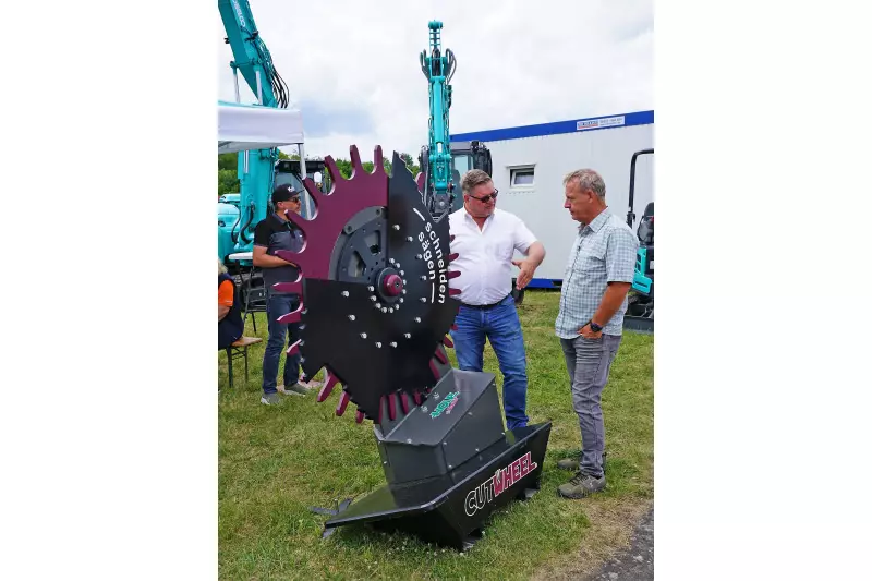 Als echter Eye-Catcher am KARI-Stand erwies sich das Holp CutWheel: Angebaut an Trägermaschinen von 10 bzw. 15 Tonnen schneidet oder sägt das neue Gerät Gräser oder Bäume von 3 – 200 mm und ermöglicht so unter anderem das zügige Freischneiden von Lichträumenauf Forststraßen und -wegen.